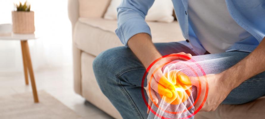 Man experiencing knee pain